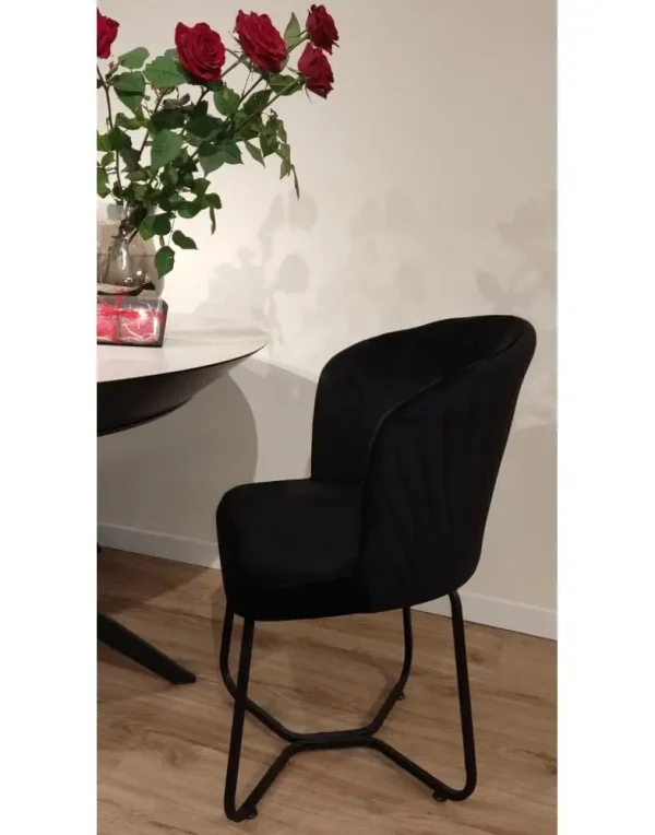 כיסא מטופח בצבע שחור לסלון מושלם