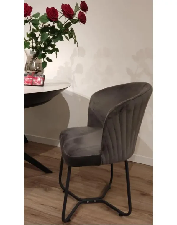 כיסא ישיבה נהדר בצבע אפור לסלון