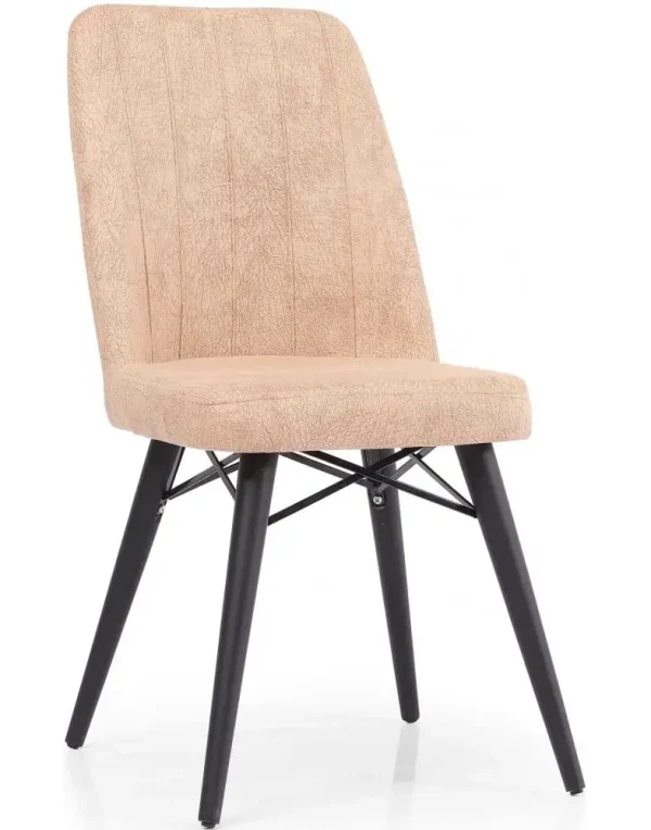 כיסא מהודר מבד קטיפה רך ונעים בצבע בז' ורגליים שחורות