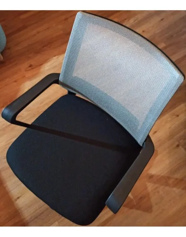 כיסא משרדי עם ריפוד אורתופדי שמתאים למבנה הגוף
