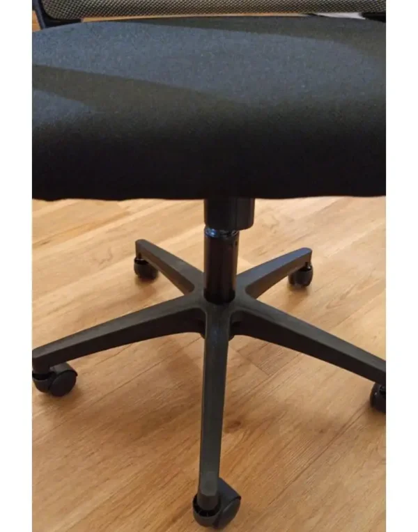כיסא משרדי עם גלגלי פלסטיק קשיחים לשינוע קל